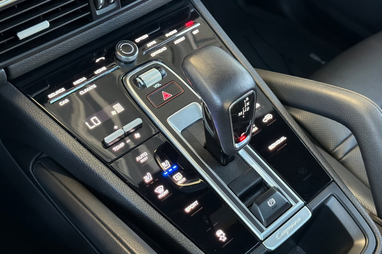 Used 2023 Porsche Cayenne Platinum Edition image 21