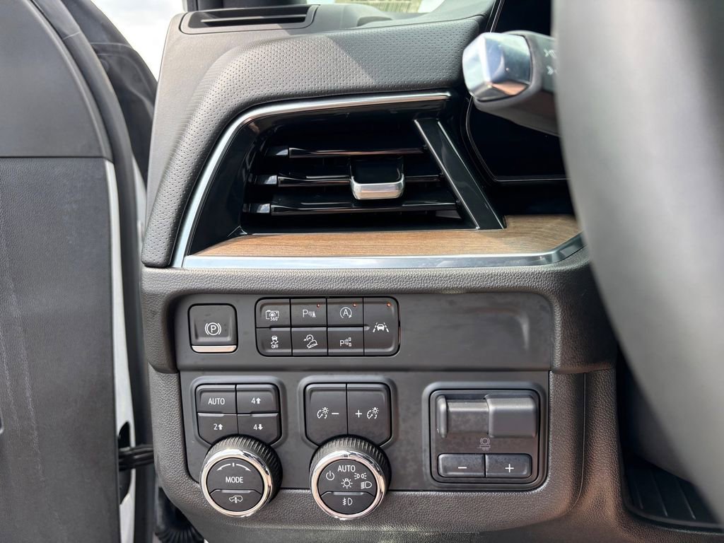 Used 2025 Chevrolet Suburban High Country AWD/4WD image 21