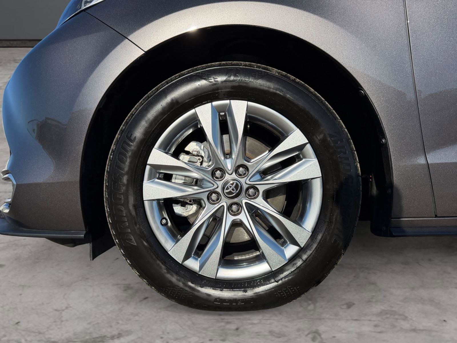 Certified 2024 Toyota Sienna Limited FWD image 8