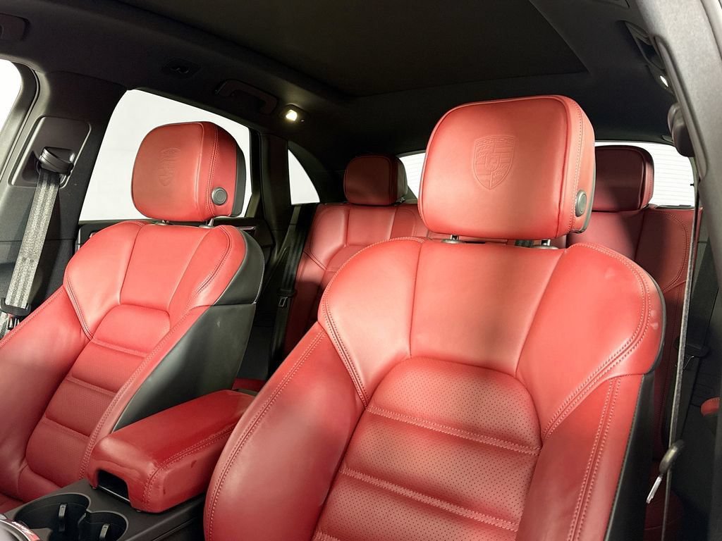Certified 2023 Porsche Macan Turbo AWD/4WD image 5