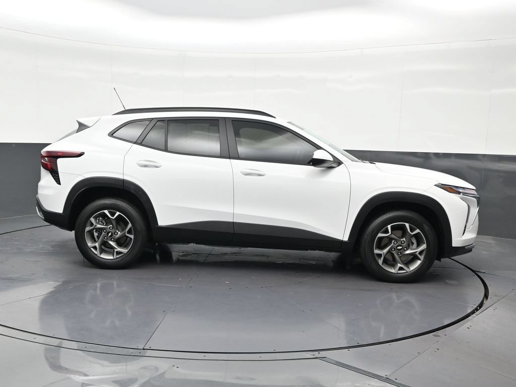 Used 2025 Chevrolet Trax LT FWD image 7