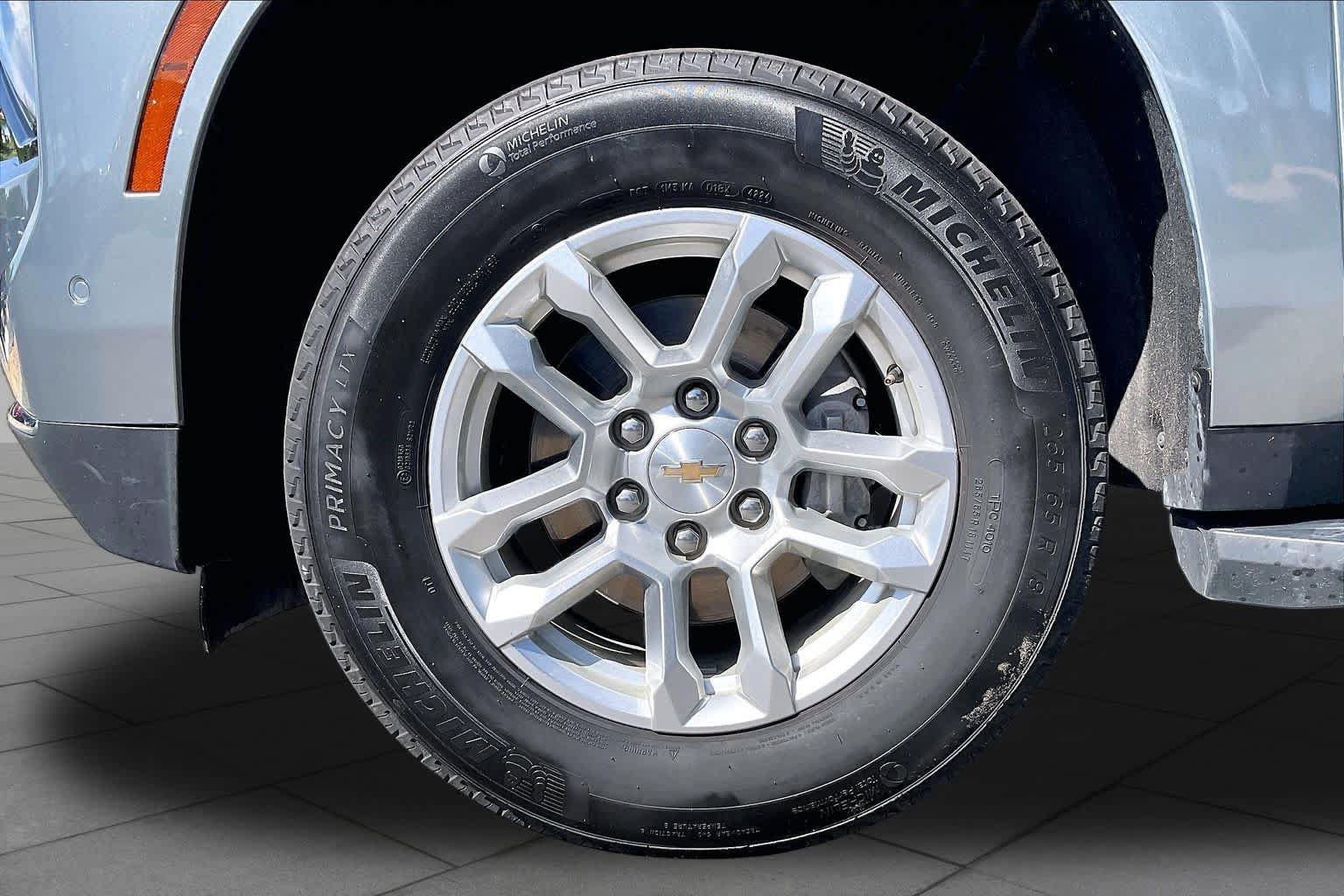 Used 2025 Chevrolet Suburban LT AWD/4WD image 10