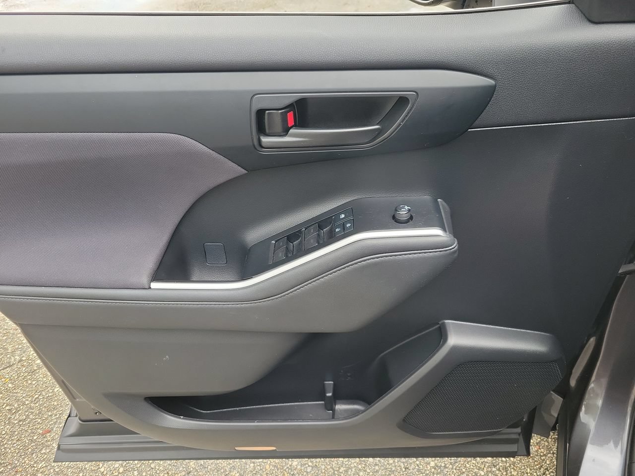 Used 2022 Toyota Highlander LE FWD image 14