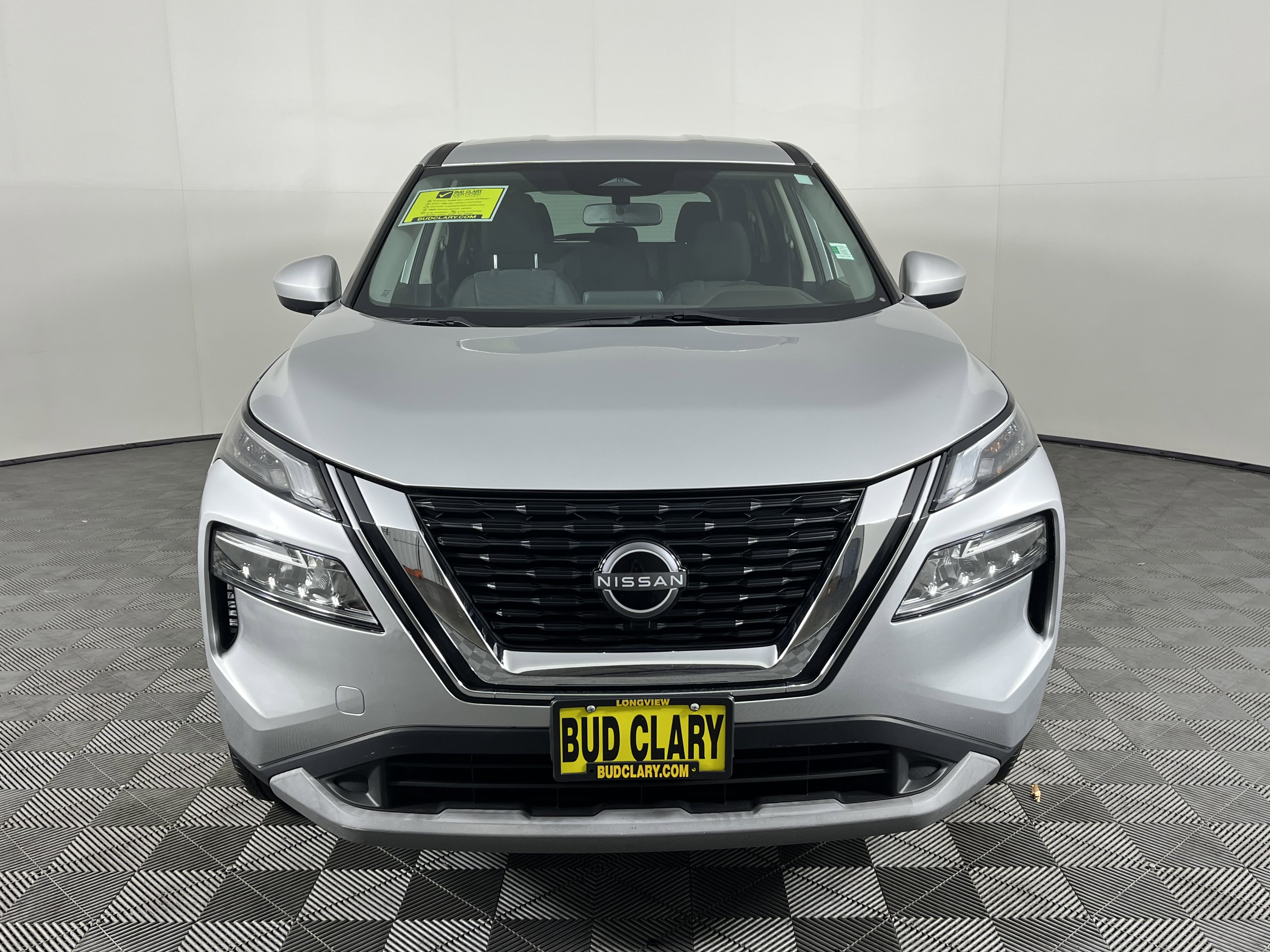 Used 2023 Nissan Rogue SV image 2