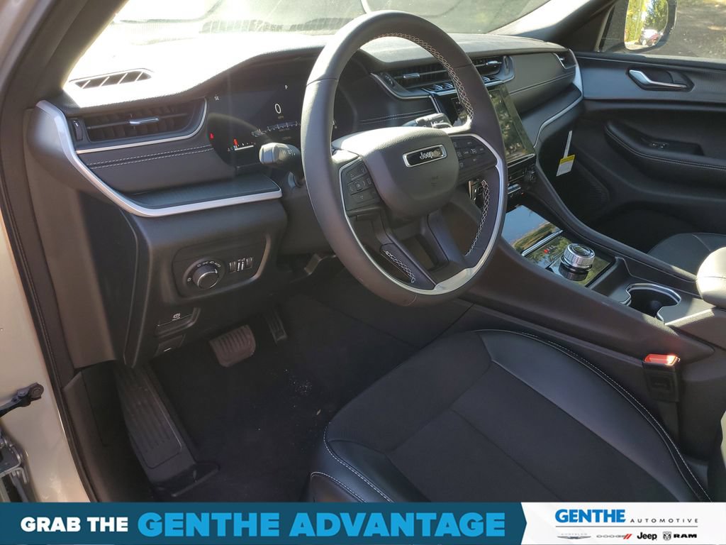 Used 2024 Jeep Grand Cherokee L Altitude AWD/4WD image 8
