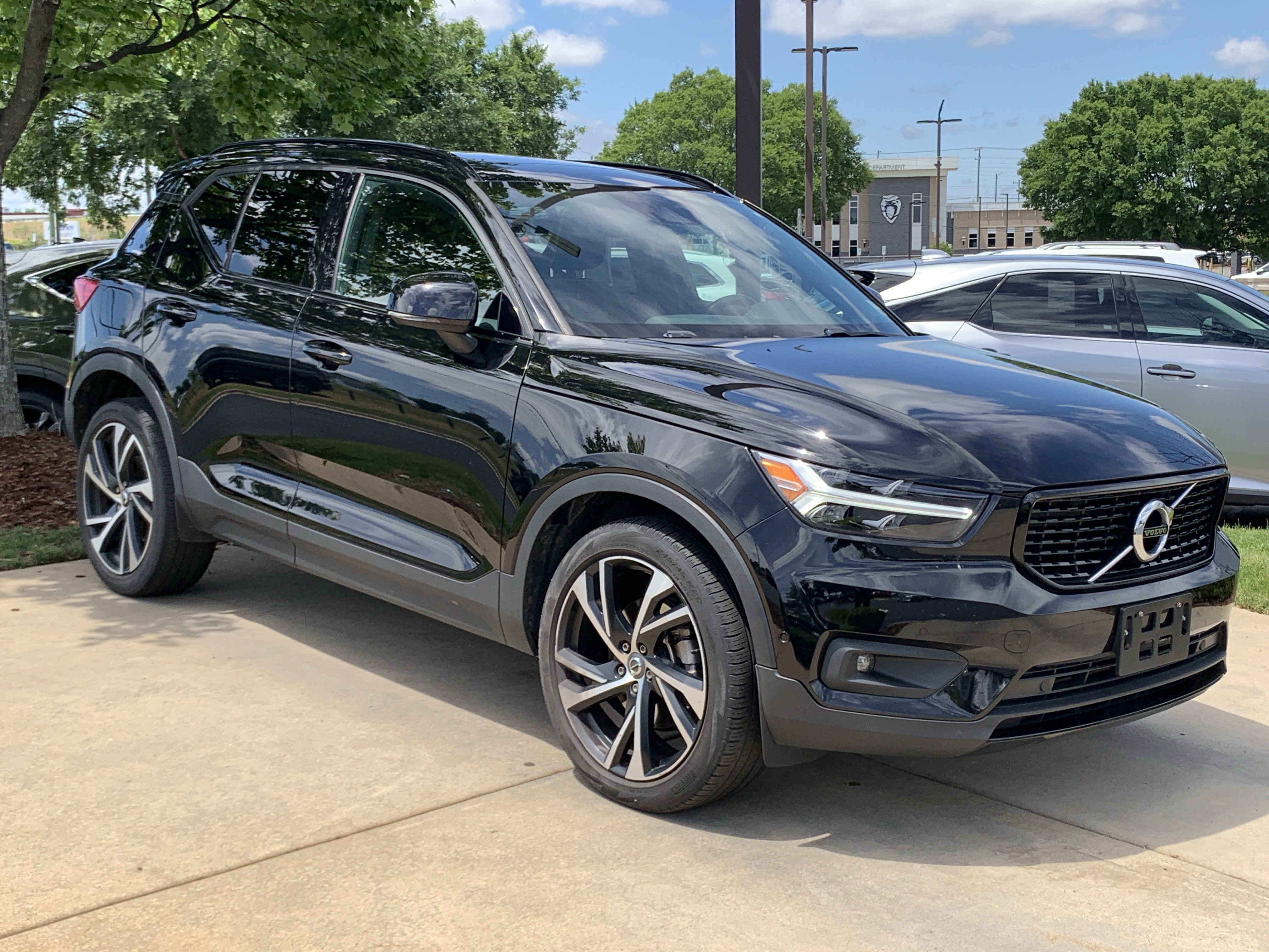 Used 2019 Volvo XC40 T5 R-Design AWD/4WD image 2