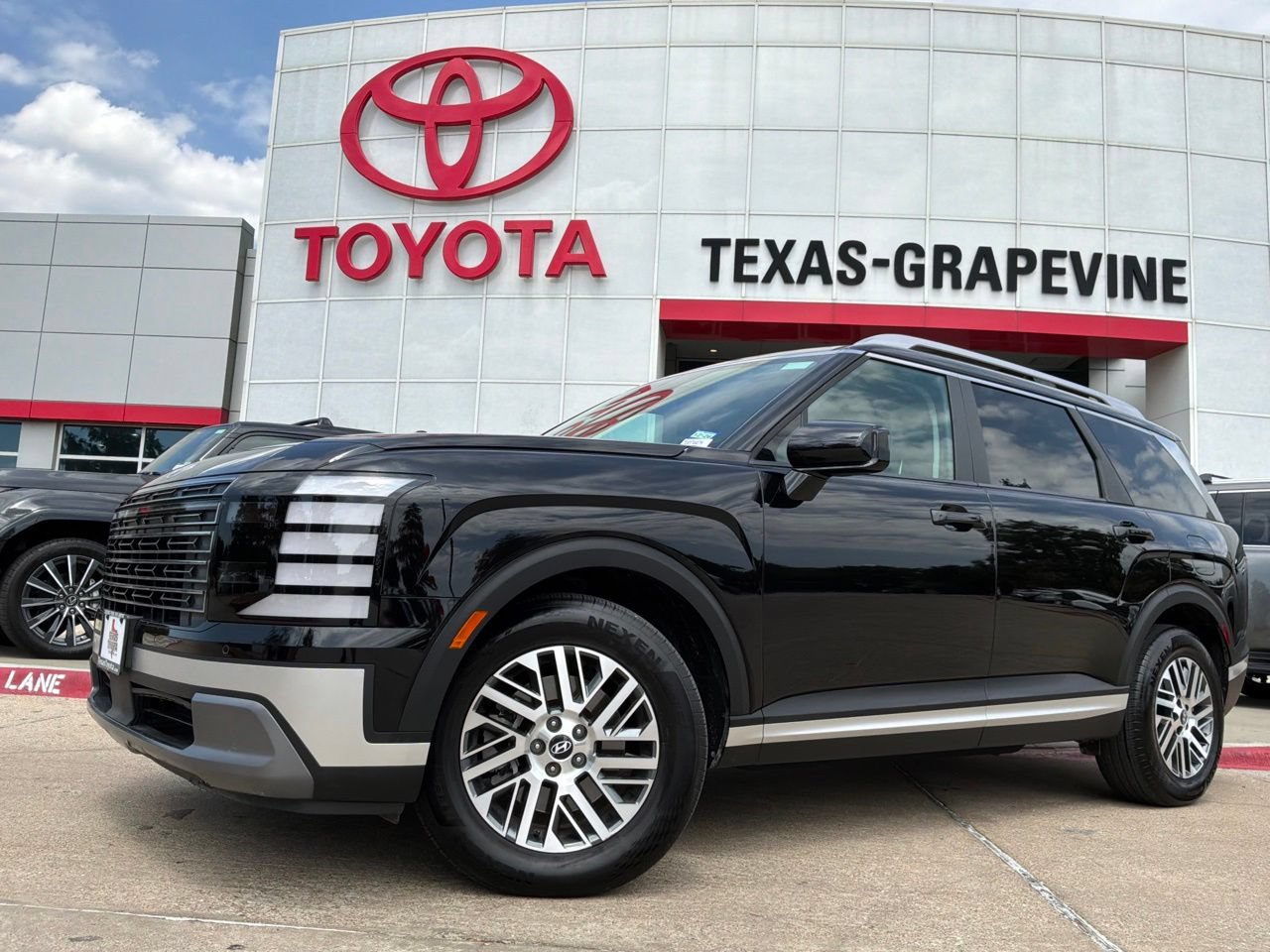 Used 2026 Hyundai Palisade SEL FWD image 2