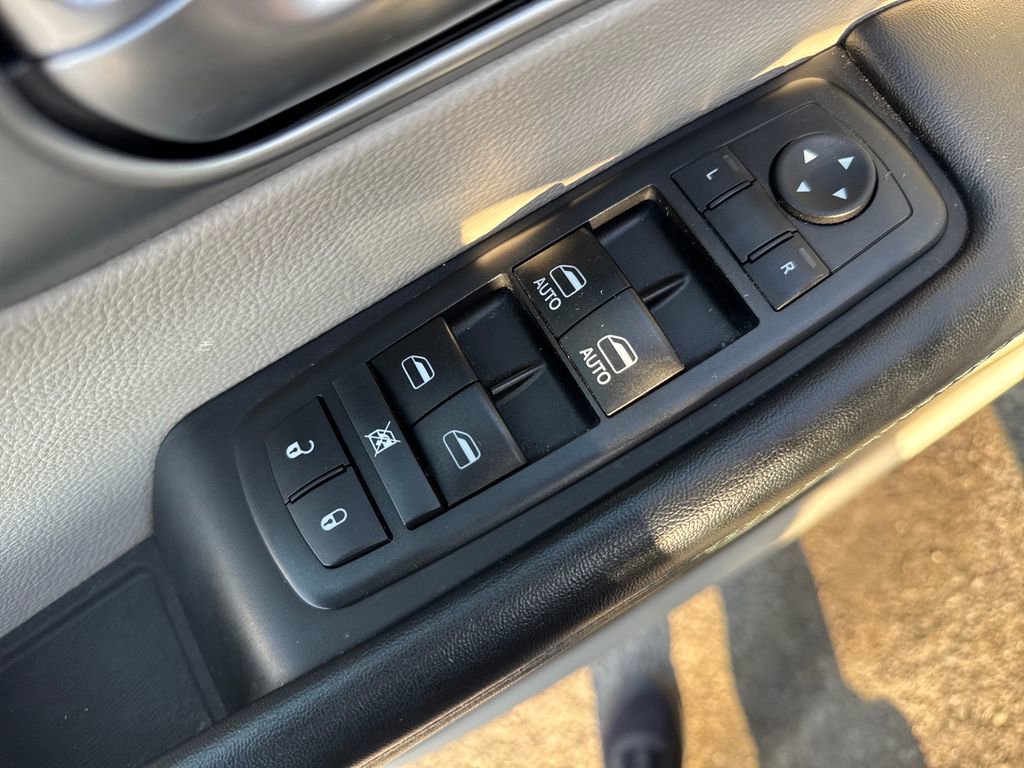 Used 2017 Chrysler Pacifica Platinum image 14