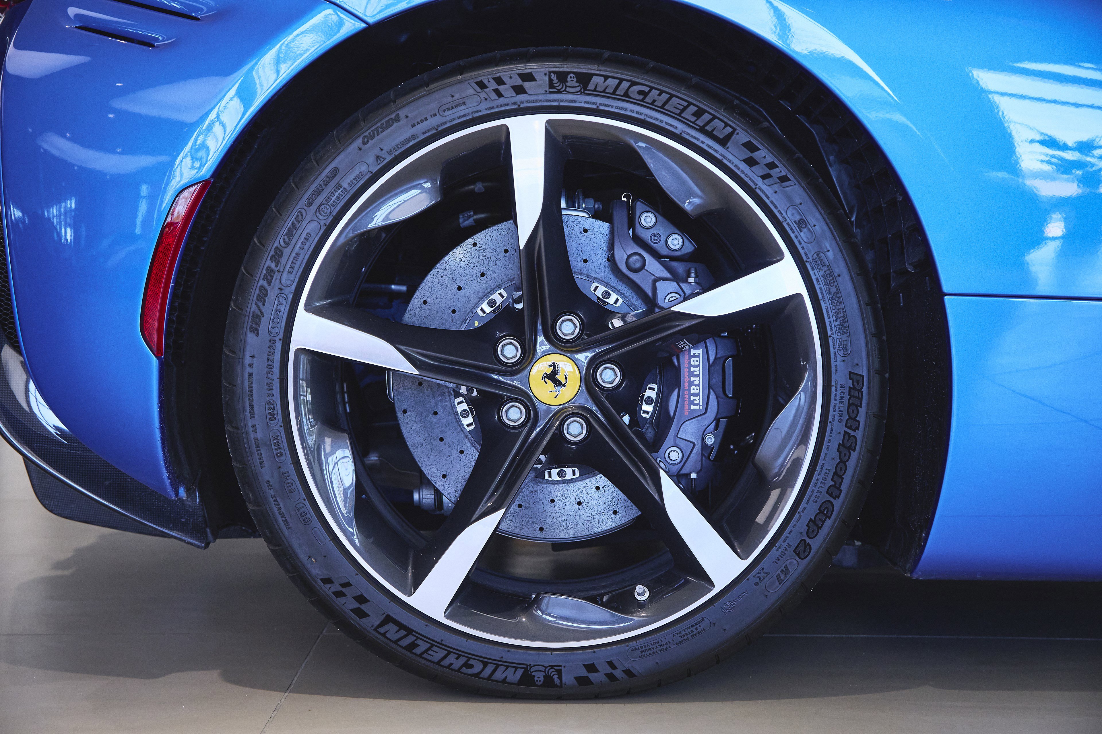 Used 2023 Ferrari SF90 Spider image 57