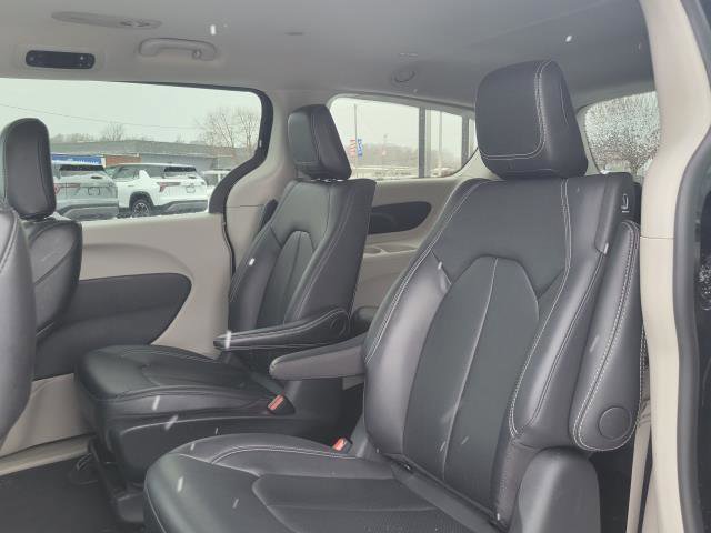 Used 2024 Chrysler Pacifica Select image 20