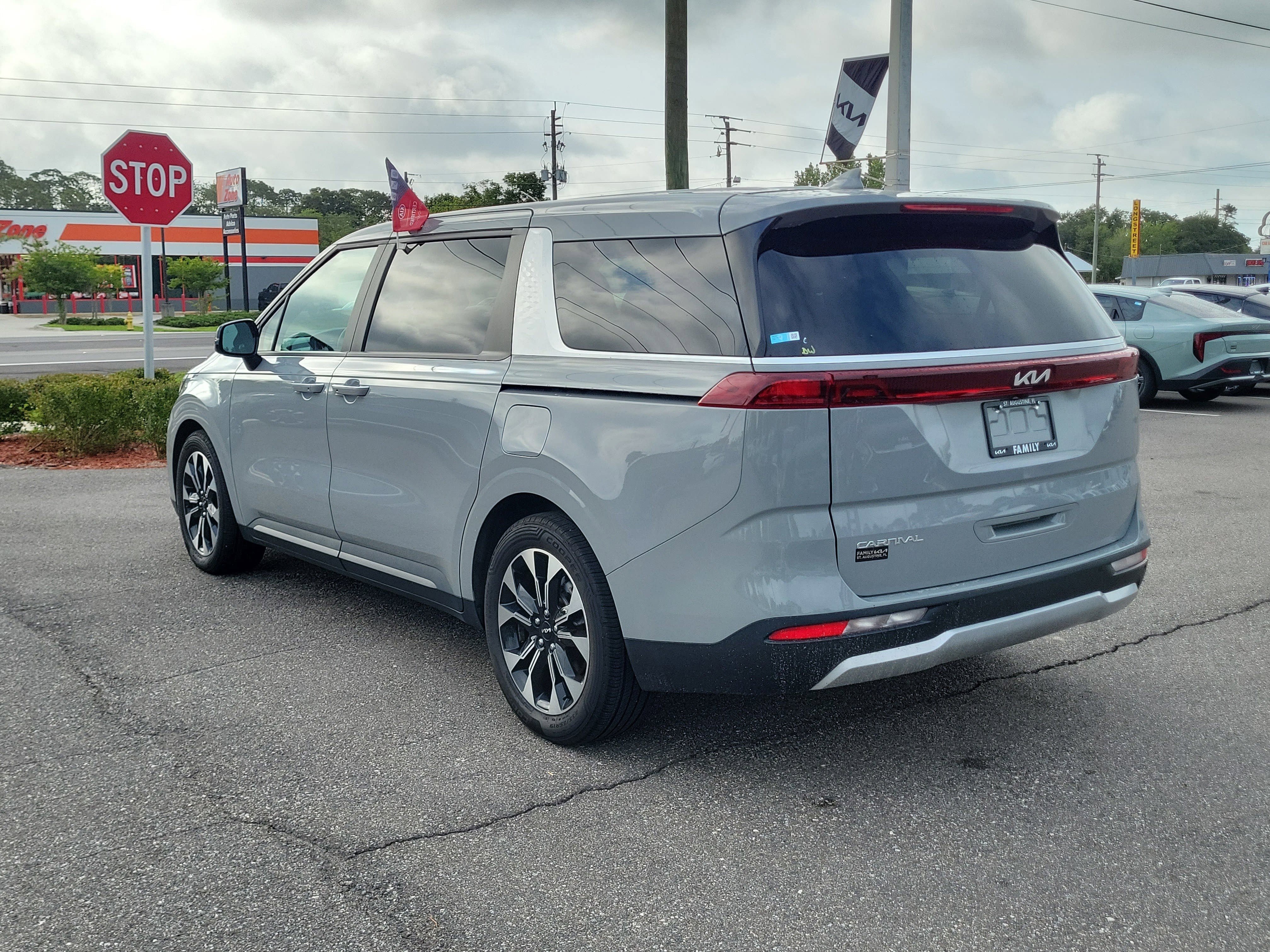 Used 2023 Kia Carnival EX FWD image 4