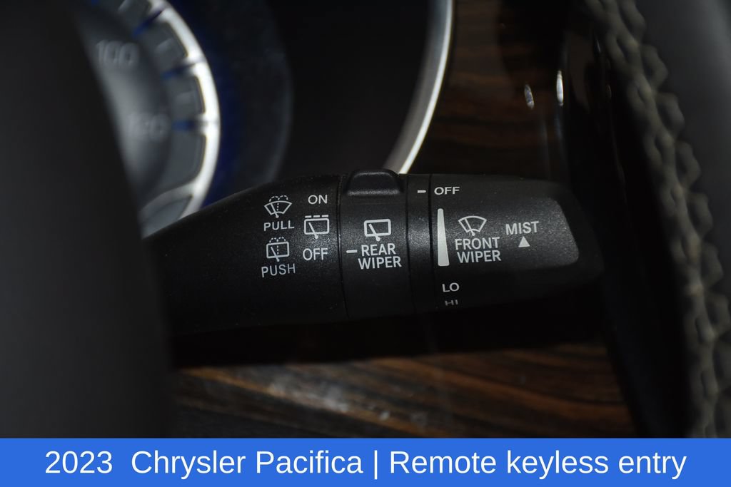 Used 2023 Chrysler Pacifica Limited FWD image 12
