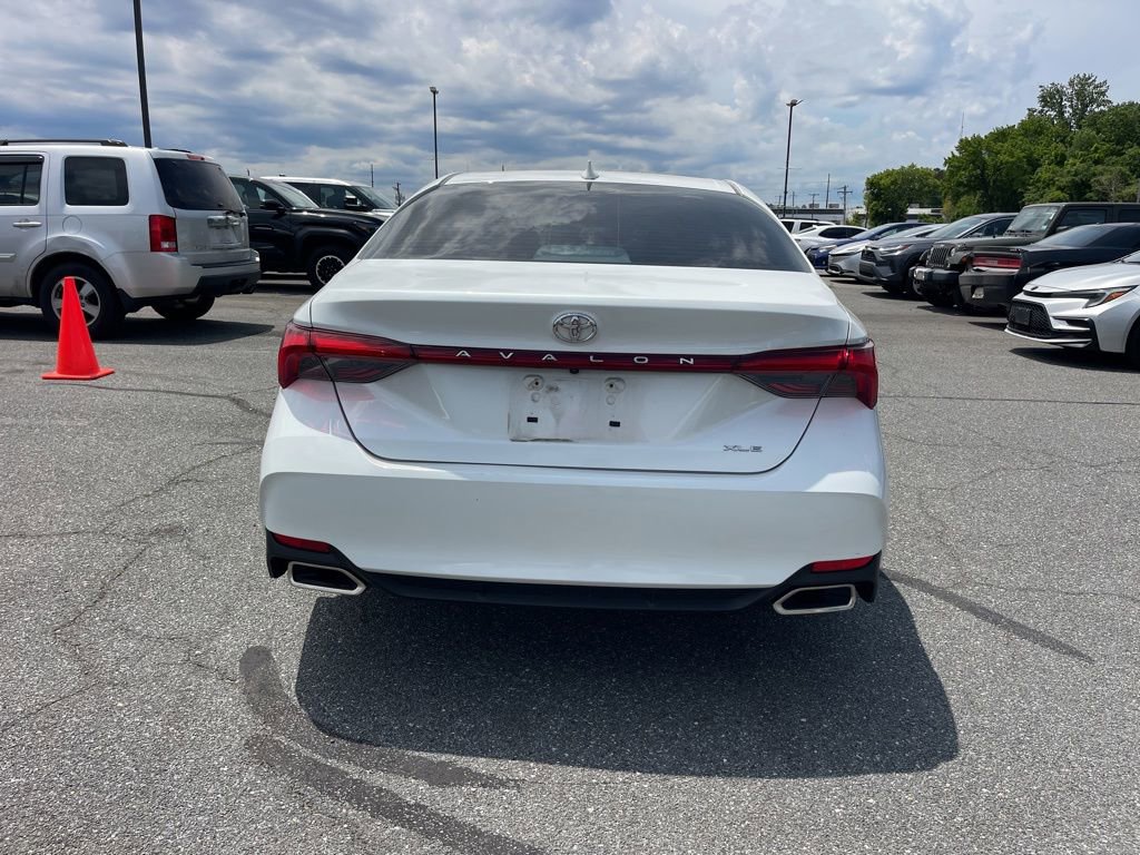 Used 2019 Toyota Avalon XLE w/ Moonroof Package FWD image 4