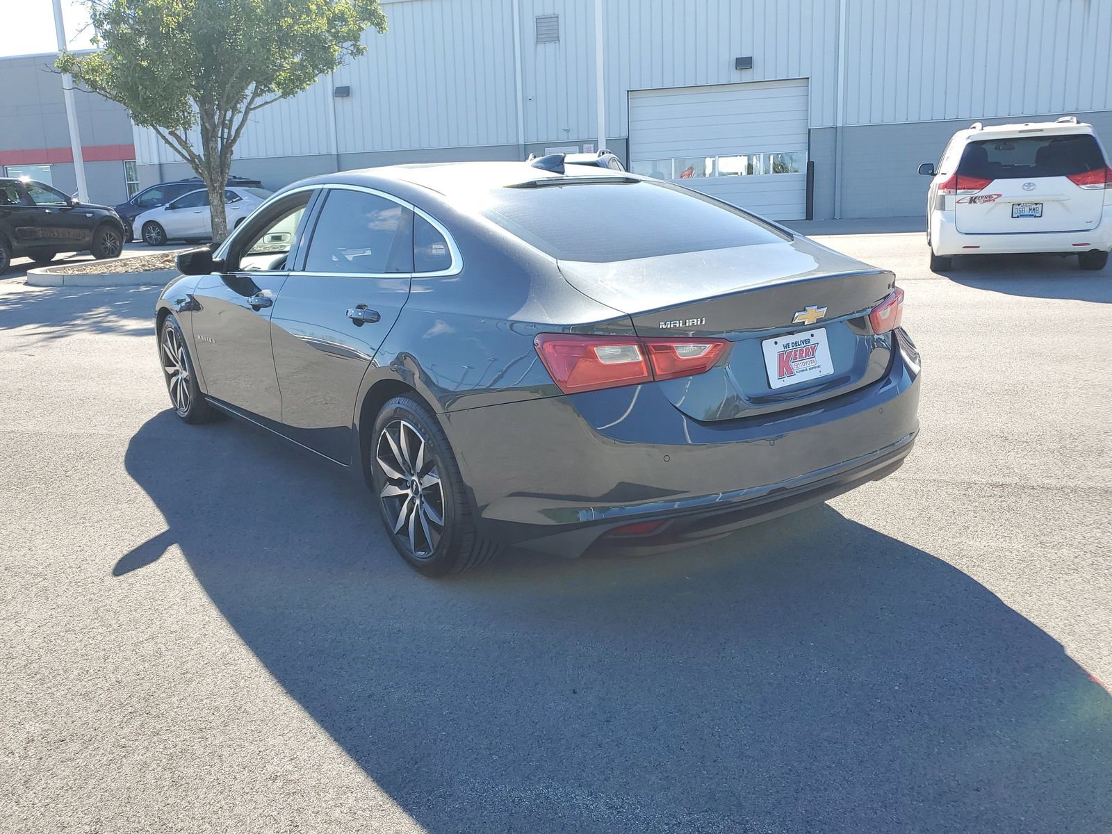 Used 2017 Chevrolet Malibu LT w/ Leather Package FWD image 3