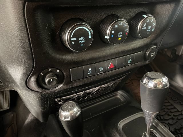 Used 2018 Jeep Wrangler Unlimited Sahara w/ Connectivity Group AWD/4WD image 10