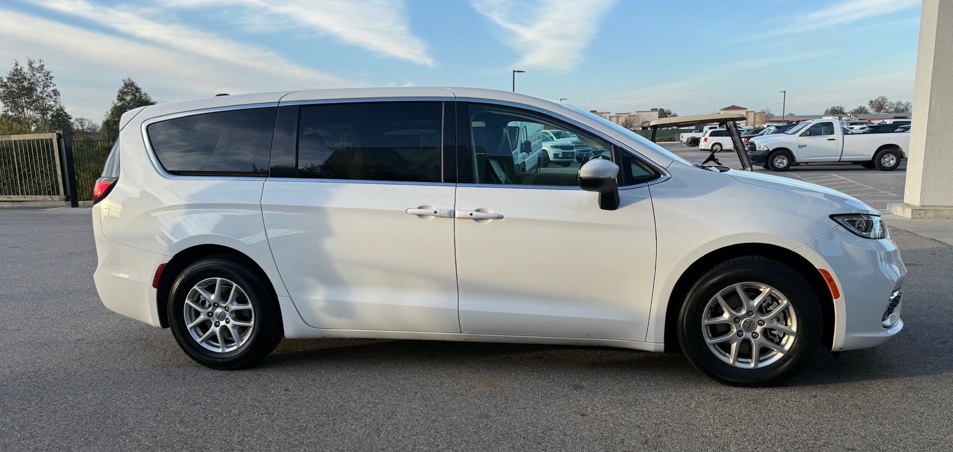 Used 2023 Chrysler Pacifica Touring-L image 4