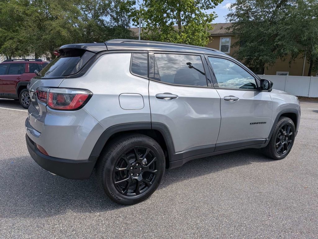 Used 2022 Jeep Compass Latitude FWD image 2