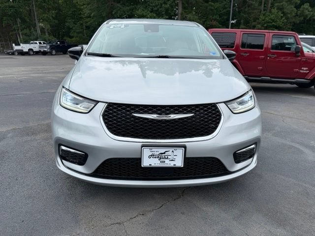 Used 2024 Chrysler Pacifica Touring-L FWD image 2