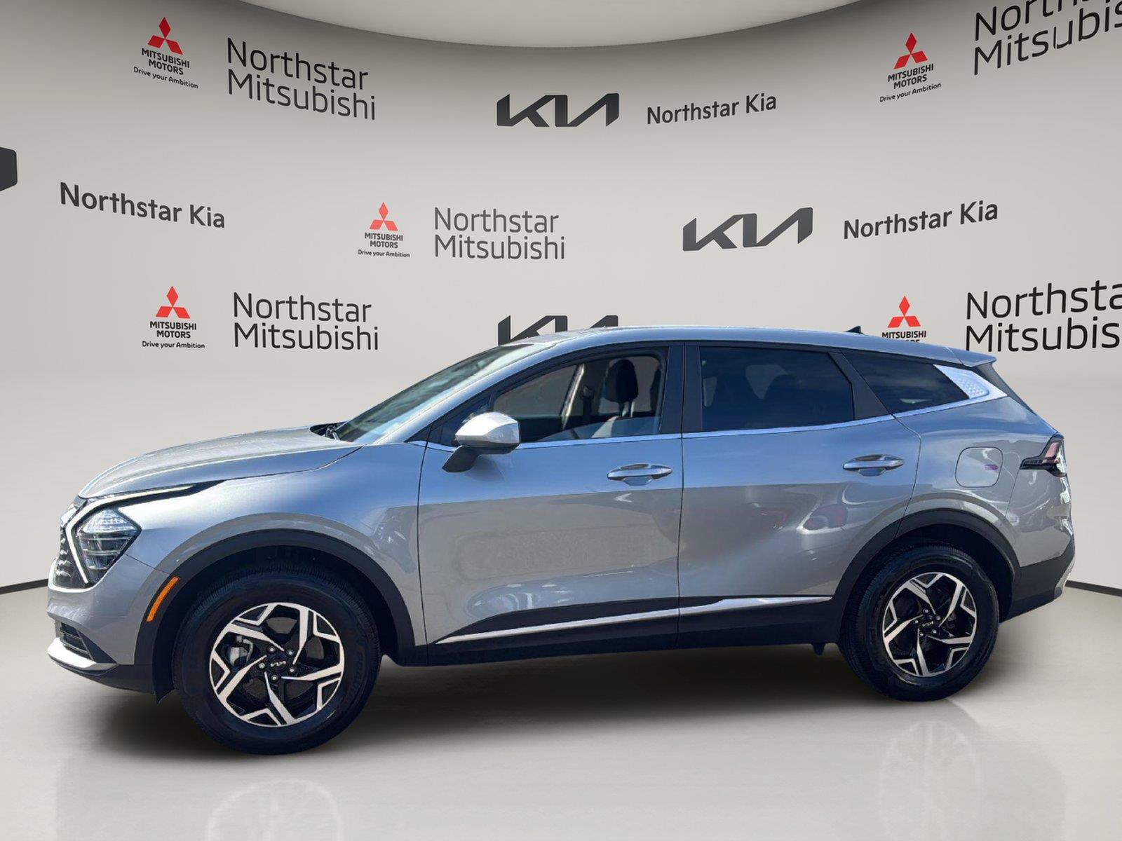 Used 2025 Kia Sportage LX AWD/4WD image 2