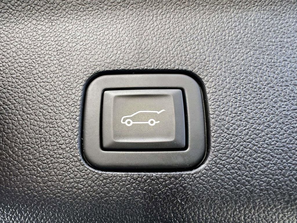 Used 2024 GMC Yukon SLT image 13