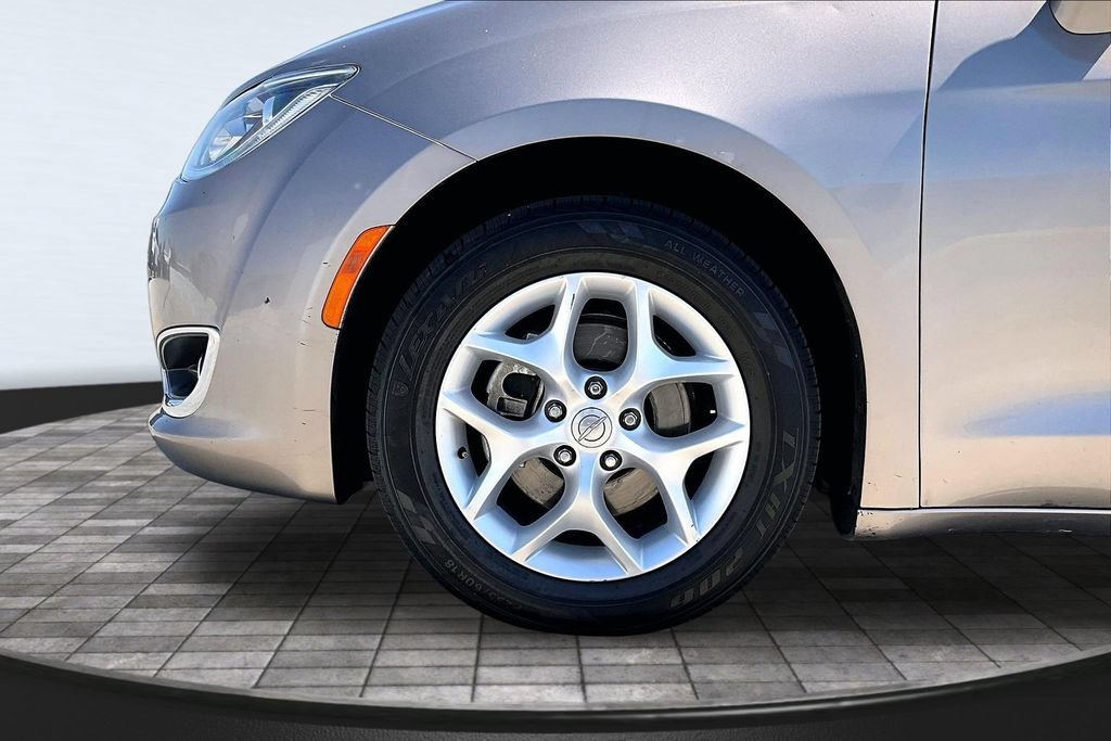 Used 2018 Chrysler Pacifica Touring Plus w/ Tire & Wheel Group FWD image 33