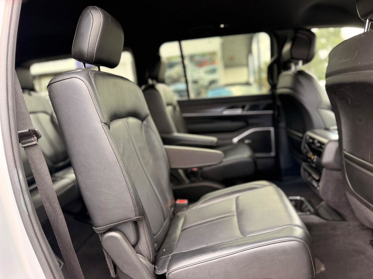 Used 2024 Jeep Wagoneer Series III AWD/4WD image 17