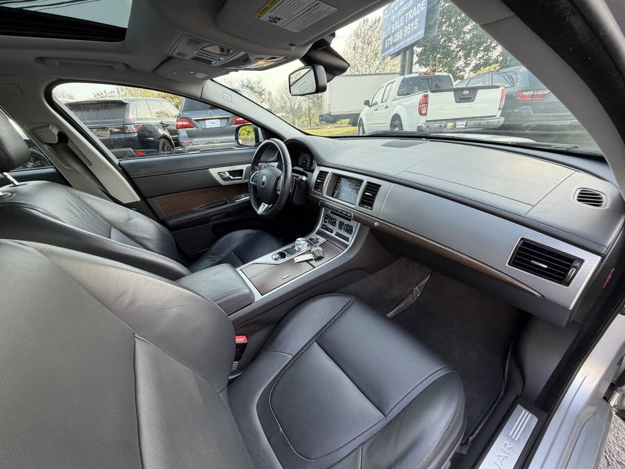 Used 2014 Jaguar XF RWD image 9