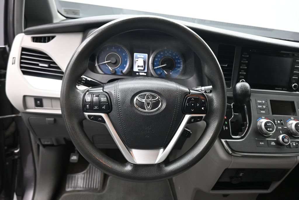 Used 2018 Toyota Sienna LE w/ Carpet Mat Package FWD image 14