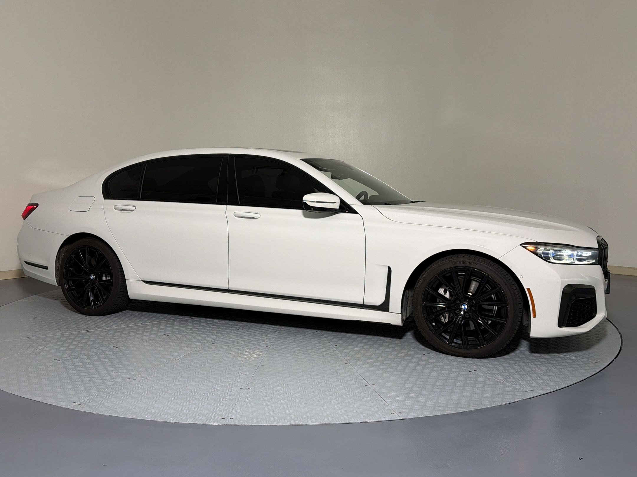 Used 2020 BMW 740i xDrive w/ M Sport Package AWD/4WD image 7