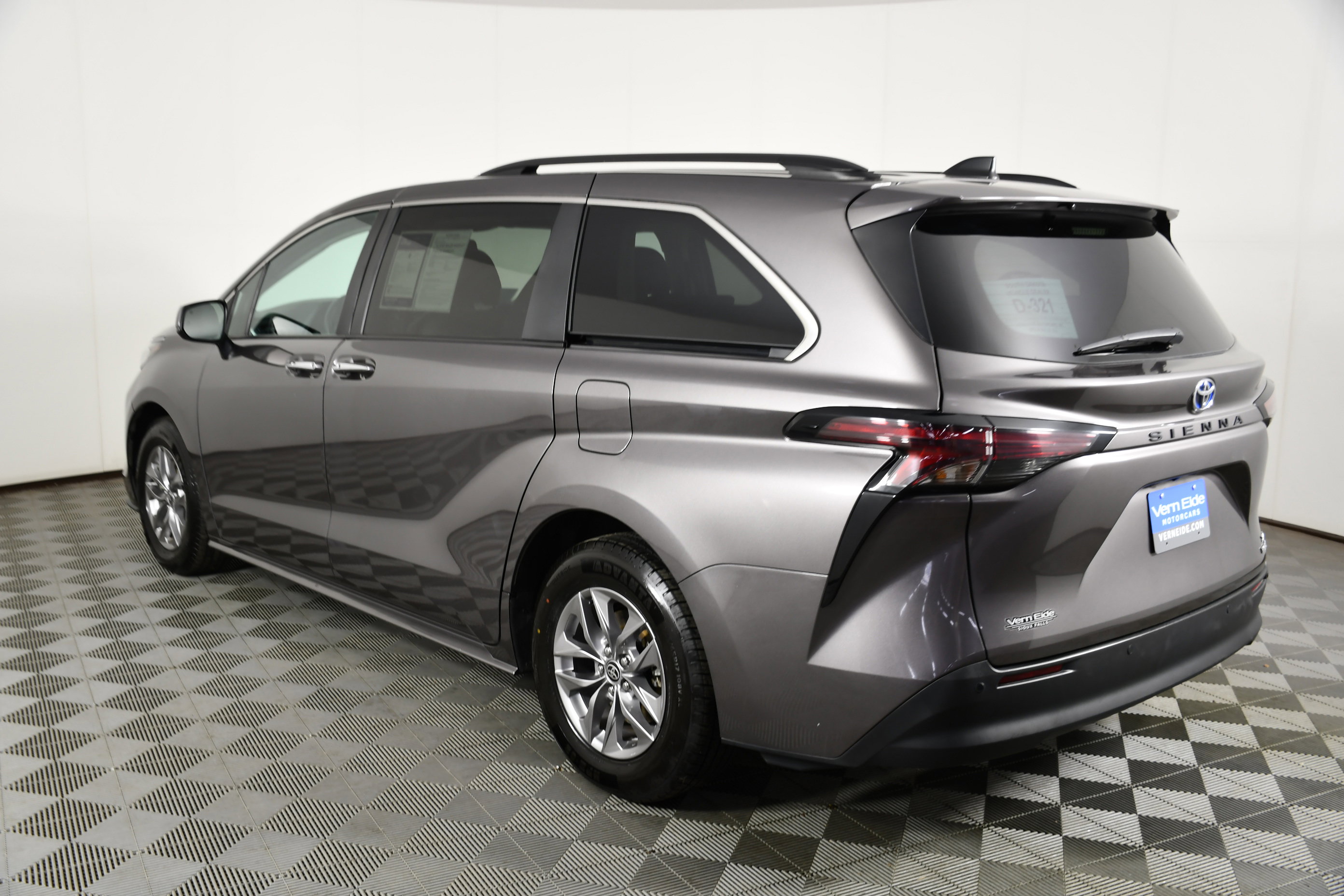 Used 2024 Toyota Sienna XLE image 8