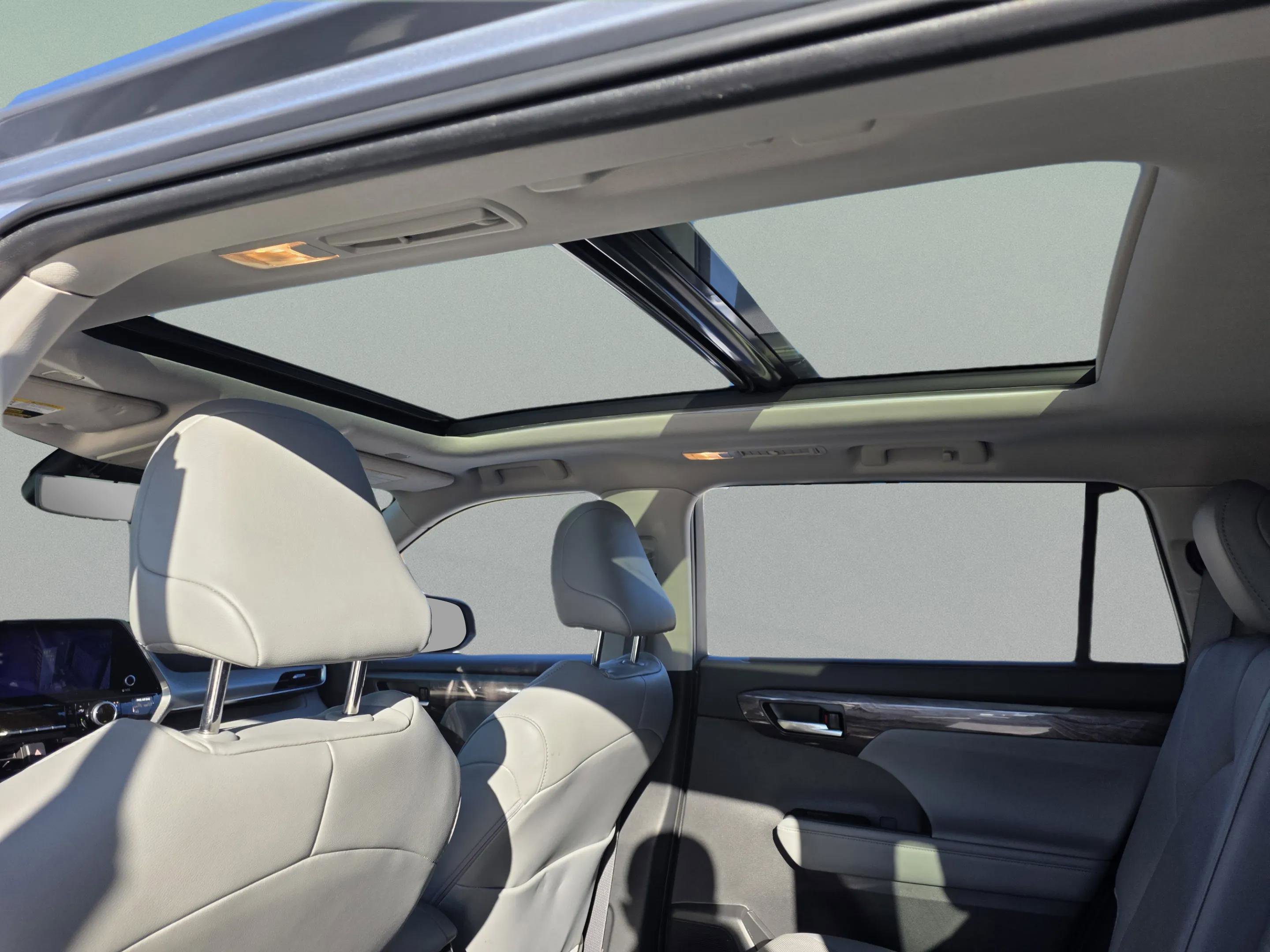 Used 2024 Toyota Highlander Platinum image 17