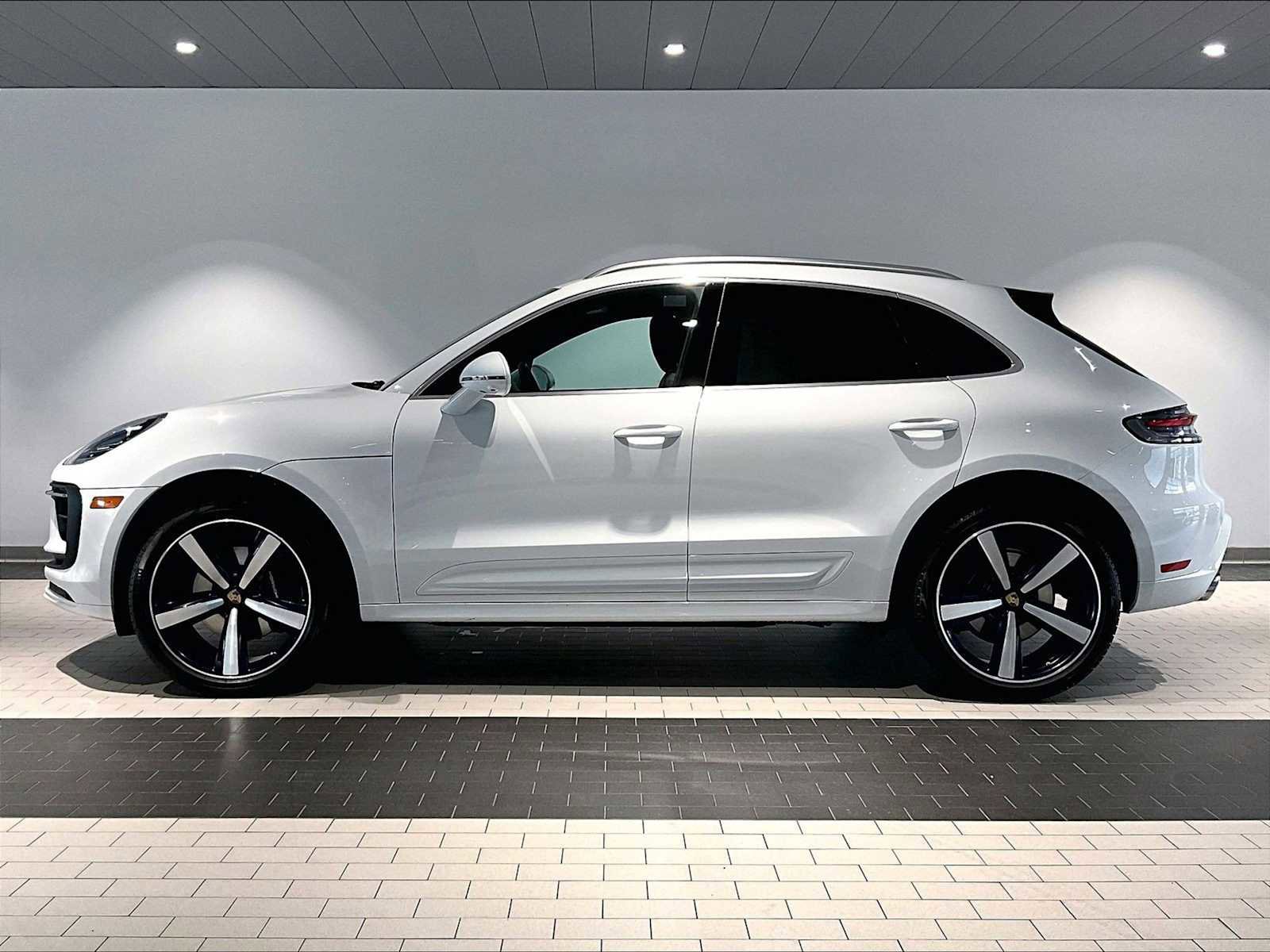 Used 2025 Porsche Macan image 2