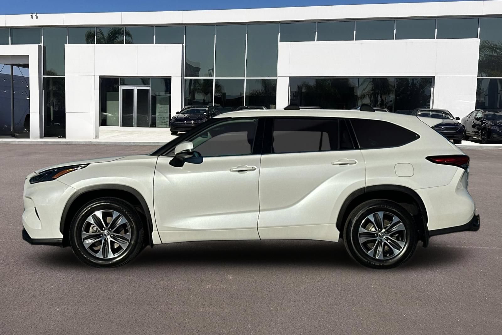 Used 2022 Toyota Highlander XLE FWD image 6