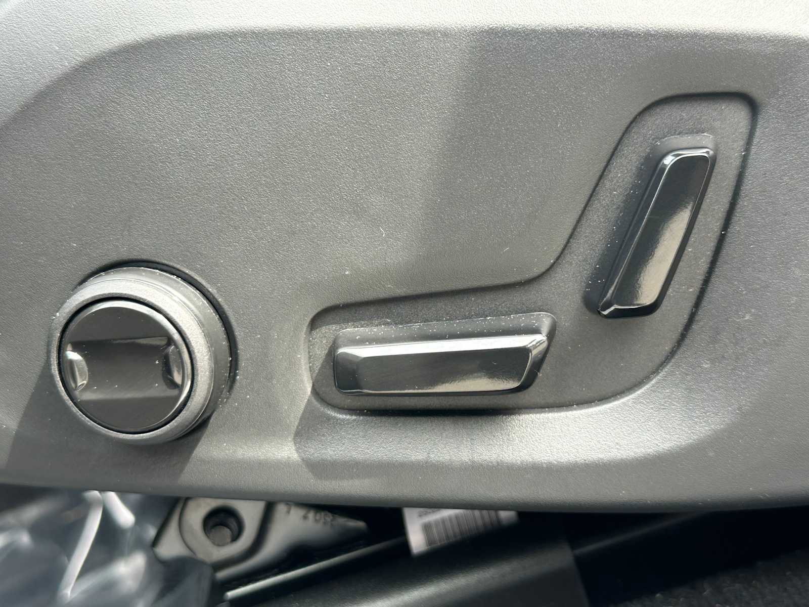 Used 2026 Volvo XC60 B5 Plus w/ Climate Package PRO image 22