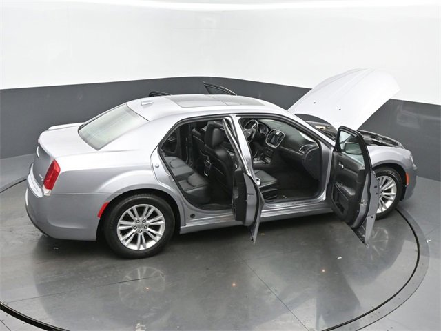 Used 2017 Chrysler 300 C image 65