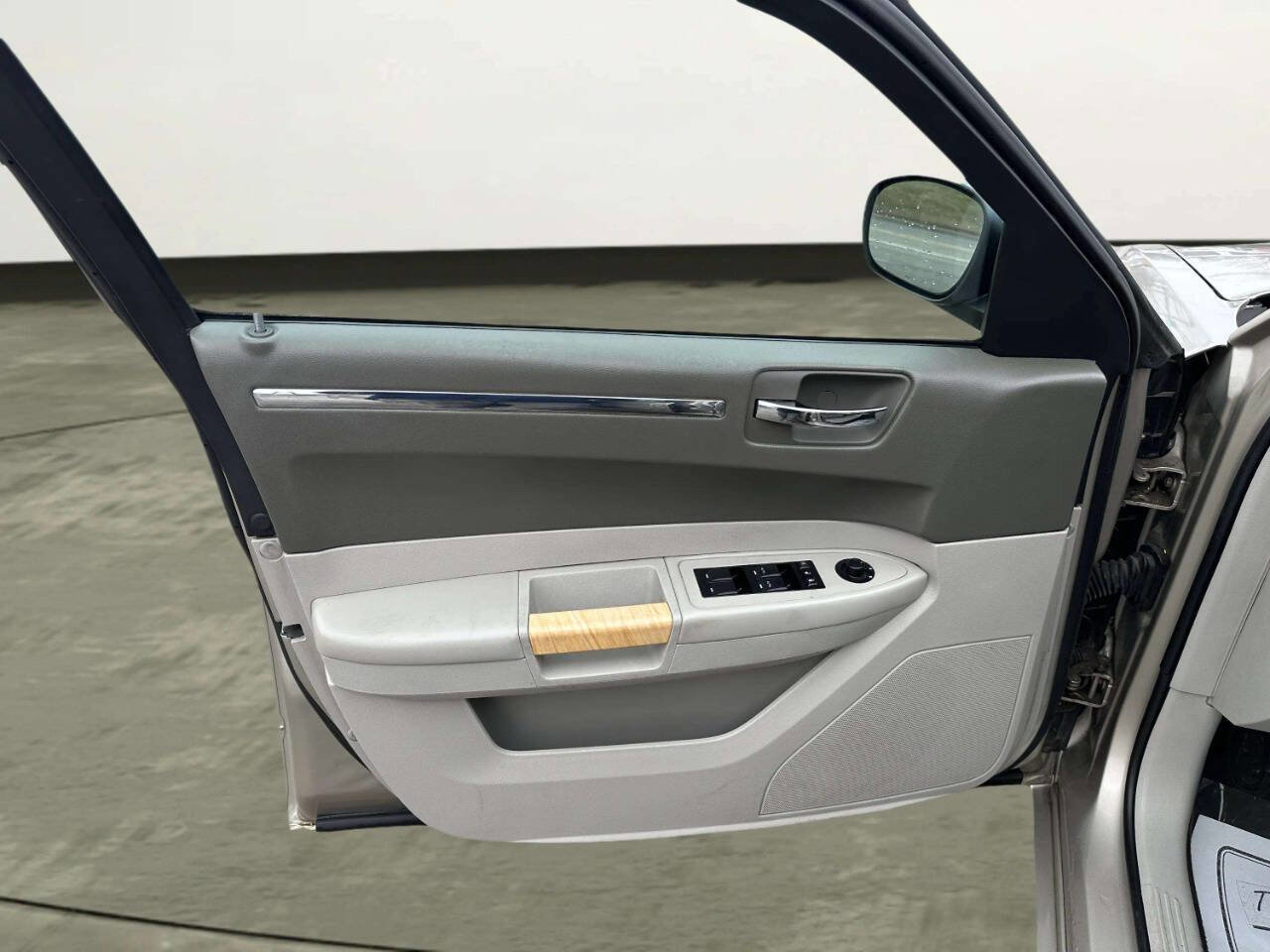 Used 2008 Chrysler 300 Limited image 10