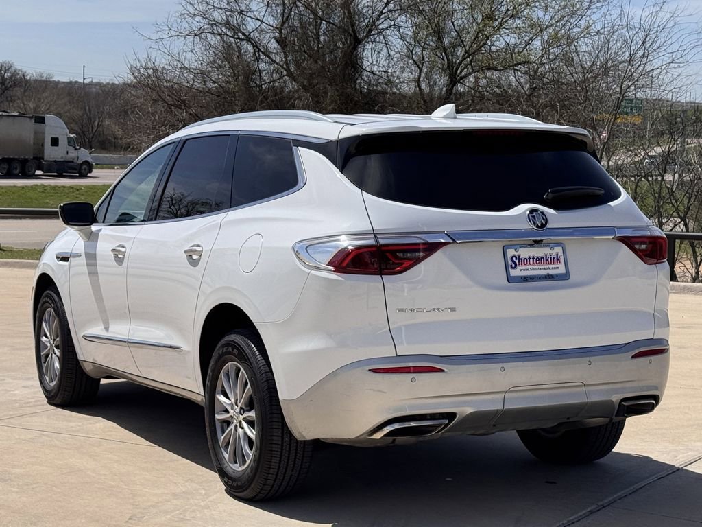 Used 2024 Buick Enclave Essence image 4
