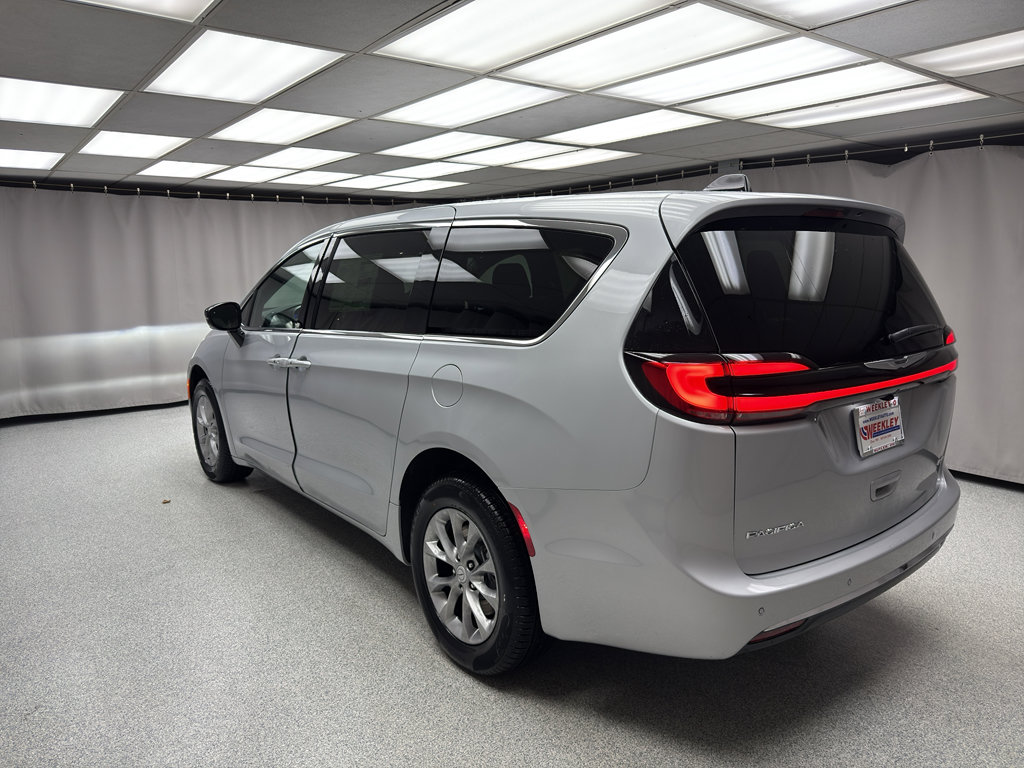 New 2026 Chrysler Pacifica Select image 2