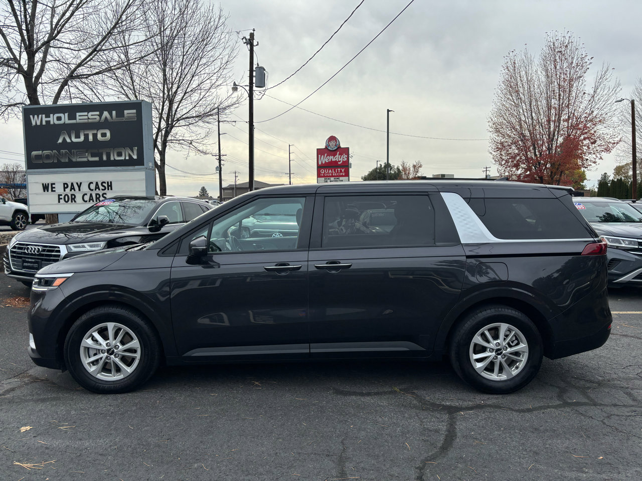 Used 2022 Kia Carnival LX image 2