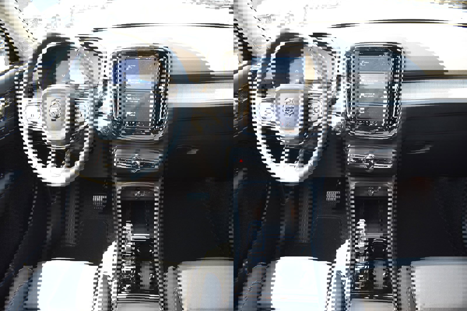 Used 2025 Volvo XC40 B5 Plus w/ Climate Package image 5