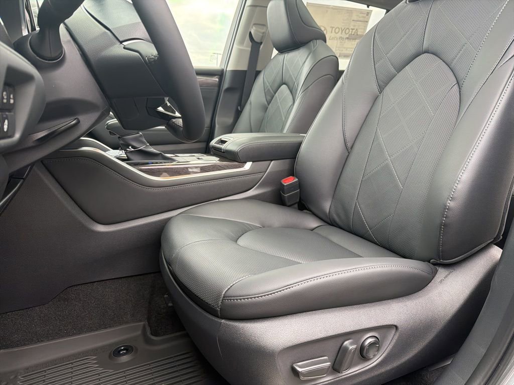 New 2026 Toyota Highlander Platinum image 7