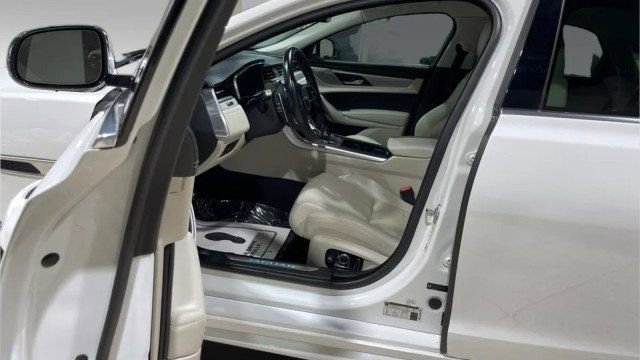 Used 2022 Jaguar XF R-Dynamic SE image 9