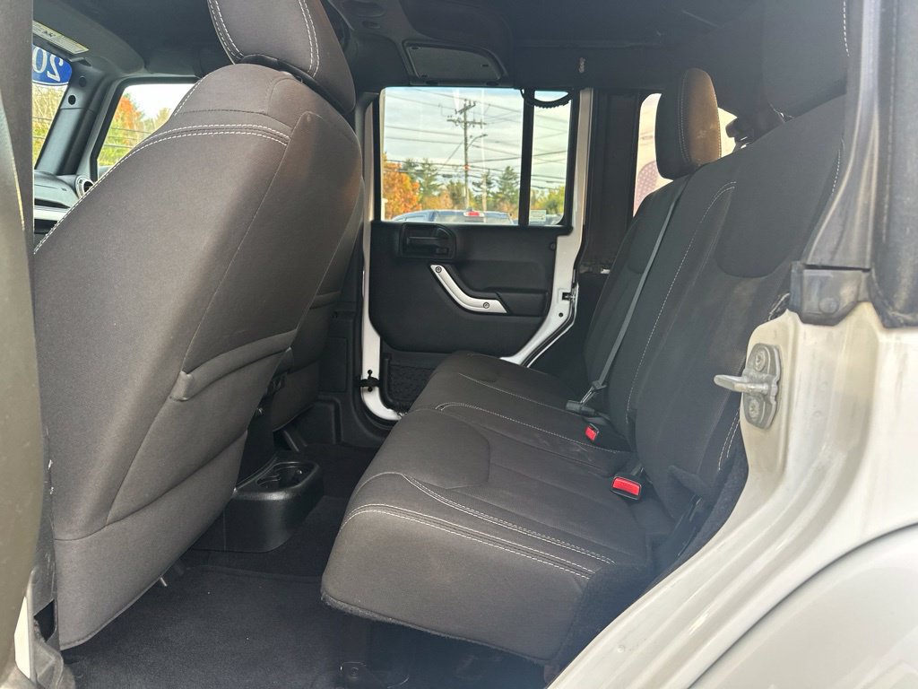Used 2017 Jeep Wrangler Unlimited Sahara w/ Connectivity Group AWD/4WD image 32