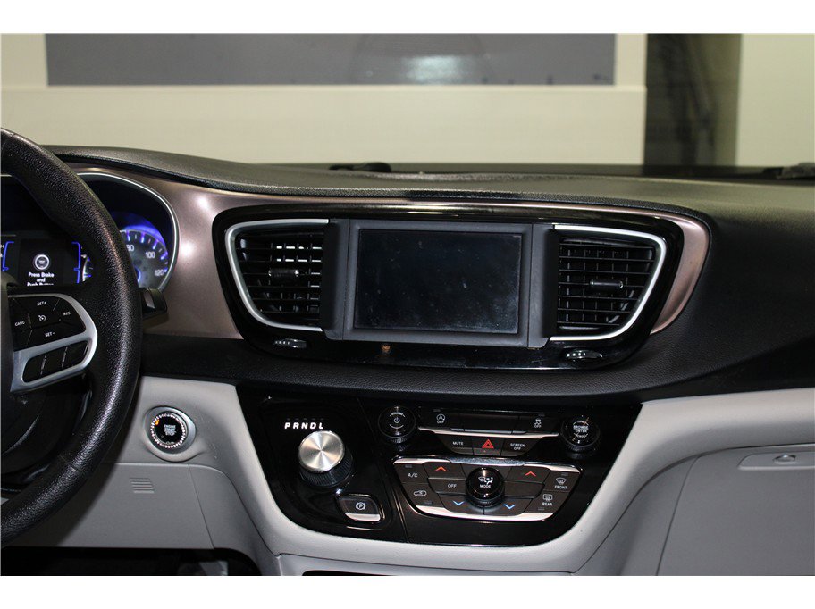 Used 2021 Chrysler Voyager Lxi image 15