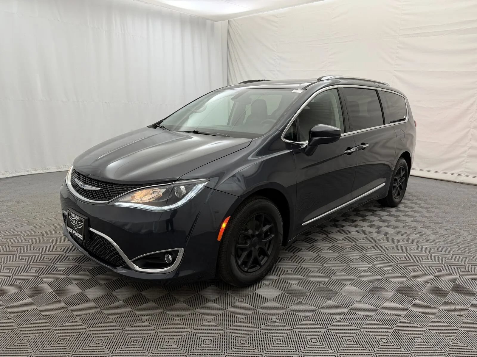 Used 2020 Chrysler Pacifica Touring-L FWD image 2