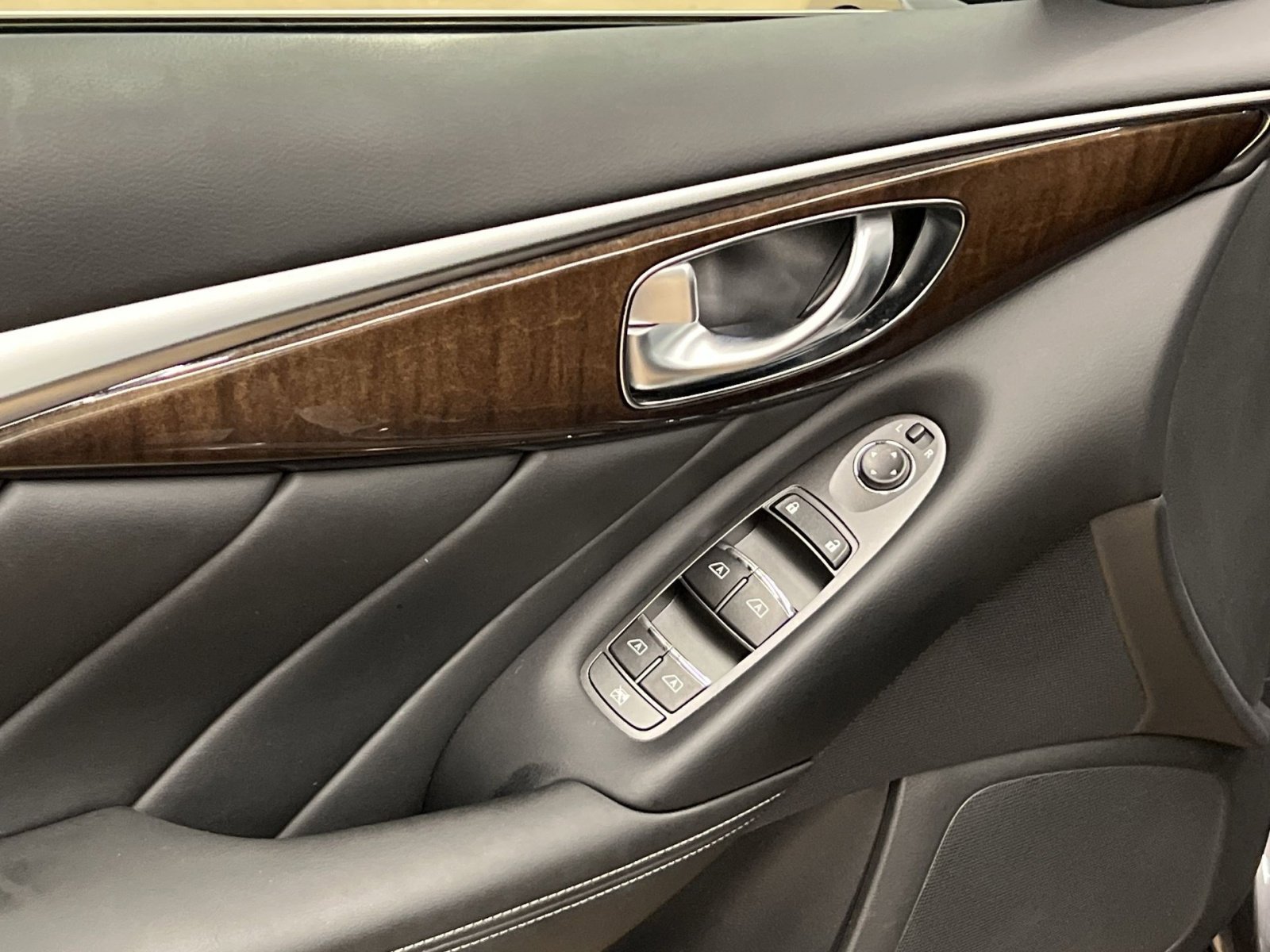 Used 2018 INFINITI Q50 Luxe w/ Essential Package (3.0T Luxe) image 14