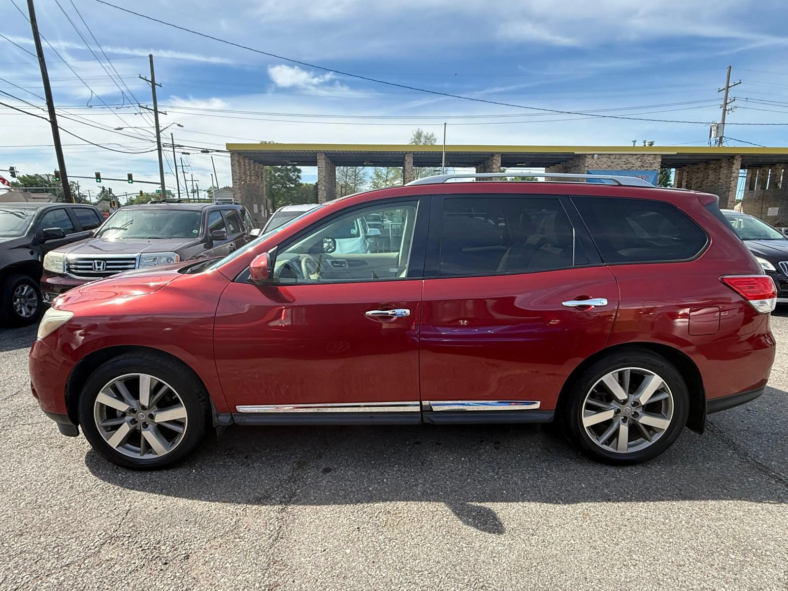 Used 2015 Nissan Pathfinder Platinum w/ Family Entertainment Package FWD image 4