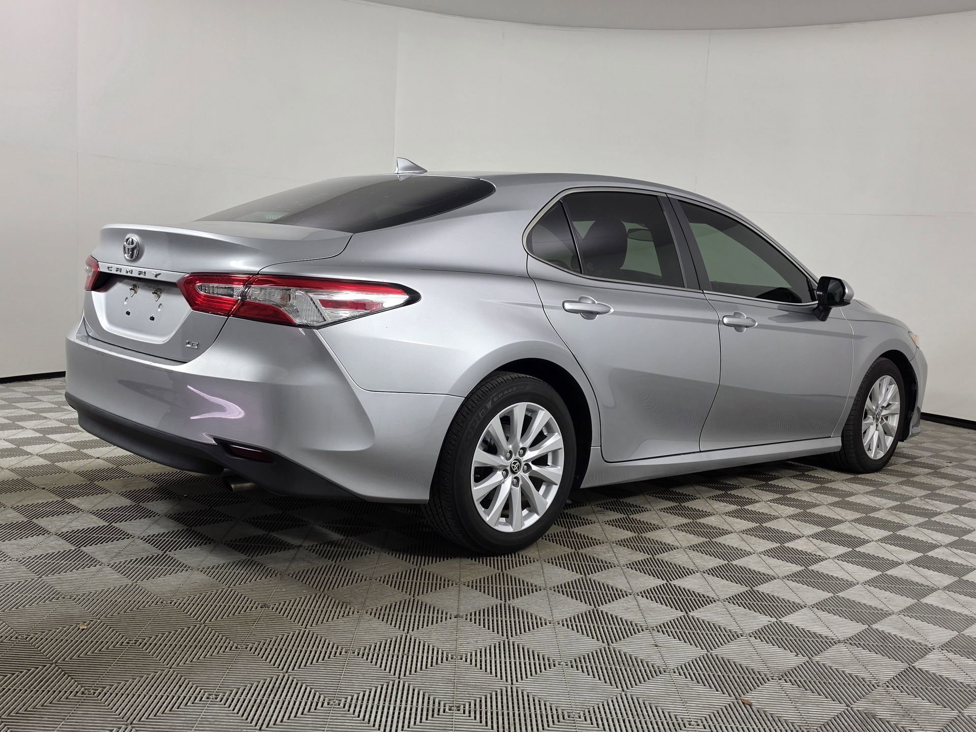 Used 2020 Toyota Camry LE FWD image 7