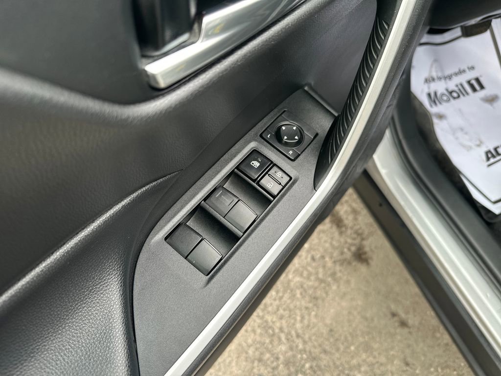 Used 2021 Toyota RAV4 XLE w/ Convenience Package image 11