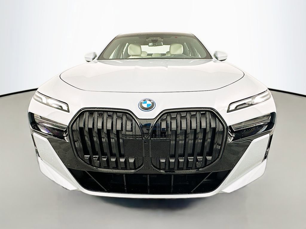 New 2026 BMW 750e xDrive image 2